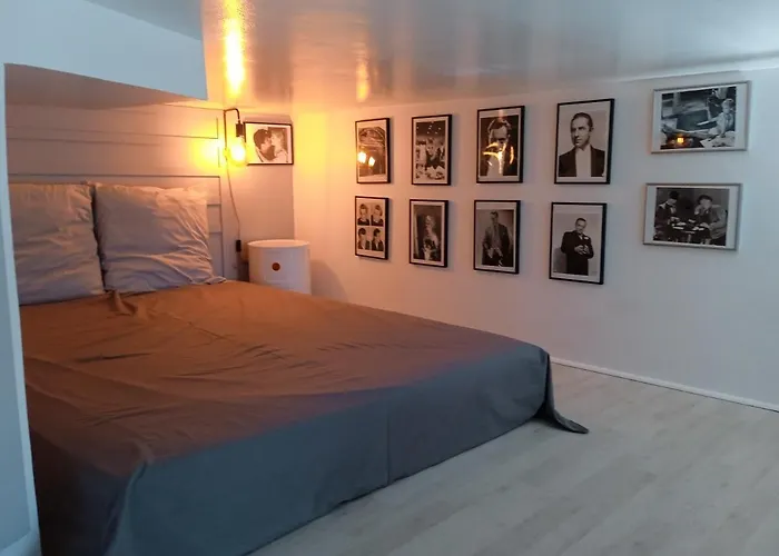 Orange Cinematic 59 Apartman